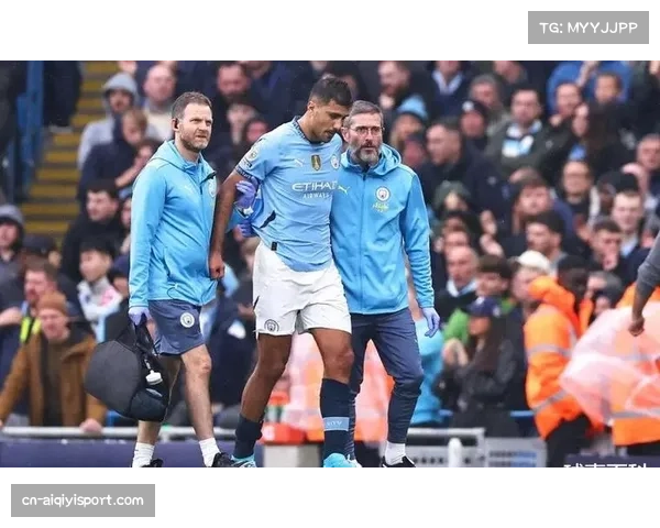 特写：曼城后卫迪亚斯头球解围后受伤离场，其本场对抗成功率100%